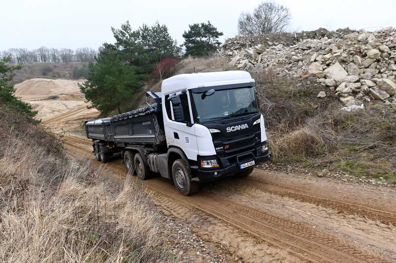 Solange die Doppelachse ausreichend Grip hat, stampft der beladene Scania XT im Gelände unaufhaltsam voran. | Foto: QUATEX Solange die Doppelachse ausreichend Grip hat, stampft der beladene Scania XT im Gelände unaufhaltsam voran. | Foto: QUATEX