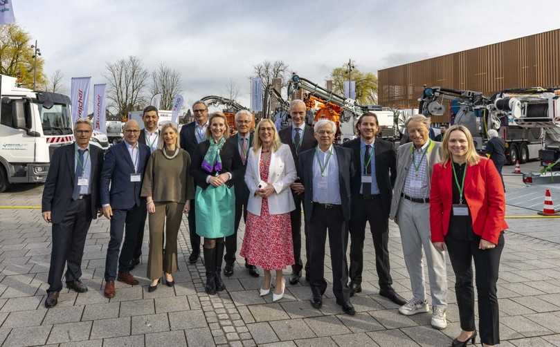 V.l.n.r.: Ulrich Jöckel, Dr. Christian Falk, Daniel Wittmann, Cornelia Jöckel-Tschada, Prof. Karsten Kerres, OB Dr. Claudia Alfons, Univ.-Prof. Max Dohmann, Dr. Juliane Thimet, Univ.-Prof. Karsten Körkemeyer, Dr. Michael Sachweh, Tobias Jöckel, Univ.-Prof. Wolfgang Günthert, Sonja Jöckel | Foto: Christian Flemming V.l.n.r.: Ulrich Jöckel, Dr. Christian Falk, Daniel Wittmann, Cornelia Jöckel-Tschada, Prof. Karsten Kerres, OB Dr. Claudia Alfons, Univ.-Prof. Max Dohmann, Dr. Juliane Thimet, Univ.-Prof. Karsten Körkemeyer, Dr. Michael Sachweh, Tobias Jöckel, Univ.-Prof. Wolfgang Günthert, Sonja Jöckel | Foto: Christian Flemming