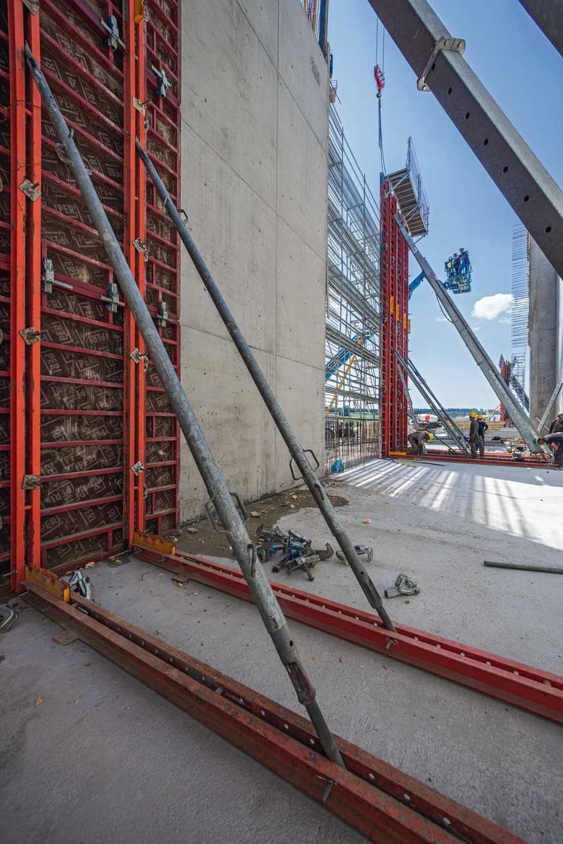 An der Stellschalung stabilisiert eine Fachwerk-Stützkonstruktion die fünf miteinander verbundenen Maximo-Elemente. Die integrierten Richtstützen dienen zur Ableitung der Windlasten und zum Ausrichten nach dem Umsetzen. | Foto: Andreas Tausend An der Stellschalung stabilisiert eine Fachwerk-Stützkonstruktion die fünf miteinander verbundenen Maximo-Elemente. Die integrierten Richtstützen dienen zur Ableitung der Windlasten und zum Ausrichten nach dem Umsetzen. | Foto: Andreas Tausend
