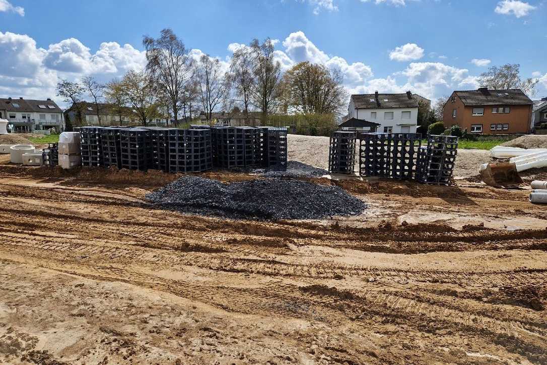 Ökologisch sinnvolle Regenwasser-Lösung für Neubaugebiet Ökologisch sinnvolle Regenwasser-Lösung für Neubaugebiet