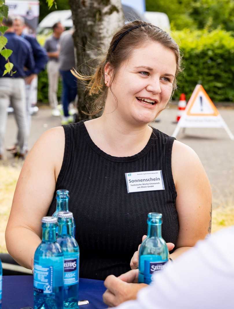 Melina Sonnenschein (Stadt Emmerich am Rhein): „Da man im alltäglichen Betrieb schon sehr eingespannt ist, ist es für mich sehr nützlich, die im Netzwerk entwickelten und sehr gut aufbereiteten Handreichungen auf Papier oder im Internet nutzen zu können.“ Wichtig für sie: das Angebot für „Team Orange“. | Foto: IKT Melina Sonnenschein (Stadt Emmerich am Rhein): „Da man im alltäglichen Betrieb schon sehr eingespannt ist, ist es für mich sehr nützlich, die im Netzwerk entwickelten und sehr gut aufbereiteten Handreichungen auf Papier oder im Internet nutzen zu können.“ Wichtig für sie: das Angebot für „Team Orange“. | Foto: IKT