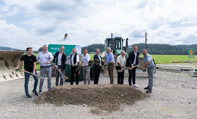 Spatenstich für neuen Standort in Leutkirch, von links: Projektleiter Jürgen Füssinger, Geschäftsführer Christian Milz (beide Sohm), Geschäftsführer Christian Wild (Max Wild), Oberbürgermeister Hans-Jörg Henle (Stadt Leutkirch), Standortleiter Leutkirch Andreas Eugler (Max Wild), Raimund Haser (MdL Baden-Württemberg), Ortschaftsrat Christian Merk (Friesenhofen), Ortschaftsrat Alois Peter (Urlau), Leiter Wild Projektentwicklung Stefan Geiger (Max Wild) sowie Robert Rühfel, Tiefbau und techn. Leitung Eigenbetriebe (Stadt Leutkirch). | Foto: Max Wild Spatenstich für neuen Standort in Leutkirch, von links: Projektleiter Jürgen Füssinger, Geschäftsführer Christian Milz (beide Sohm), Geschäftsführer Christian Wild (Max Wild), Oberbürgermeister Hans-Jörg Henle (Stadt Leutkirch), Standortleiter Leutkirch Andreas Eugler (Max Wild), Raimund Haser (MdL Baden-Württemberg), Ortschaftsrat Christian Merk (Friesenhofen), Ortschaftsrat Alois Peter (Urlau), Leiter Wild Projektentwicklung Stefan Geiger (Max Wild) sowie Robert Rühfel, Tiefbau und techn. Leitung Eigenbetriebe (Stadt Leutkirch). | Foto: Max Wild