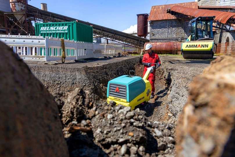 Mit dem Drei-Wellen-Antrieb verdichtet der Bediener mit der APH 85/95 problemlos auch nasse, bindige Böden in Gräben. | Foto: Ammann Mit dem Drei-Wellen-Antrieb verdichtet der Bediener mit der APH 85/95 problemlos auch nasse, bindige Böden in Gräben. | Foto: Ammann