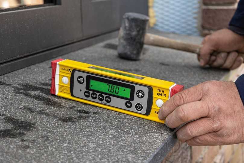 Die TECH 196 DL von Stabila gibt es auch als kurze, nur 23 cm lange Version ohne Libellen in 100 % digitaler Ausführung, die sich besonders zum Ausrichten von kurzen Bauelementen (z.B. Fensterbänke) oder für beengte Verhältnisse eignet. | Foto: Stabila Die TECH 196 DL von Stabila gibt es auch als kurze, nur 23 cm lange Version ohne Libellen in 100 % digitaler Ausführung, die sich besonders zum Ausrichten von kurzen Bauelementen (z.B. Fensterbänke) oder für beengte Verhältnisse eignet. | Foto: Stabila