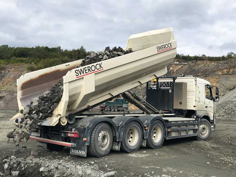 Die Hydraulikpumpe des Abrollkippers wird elektrisch angetrieben und zieht zusätzlich Saft aus den Fahrakkus. | Foto: Volvo Trucks Die Hydraulikpumpe des Abrollkippers wird elektrisch angetrieben und zieht zusätzlich Saft aus den Fahrakkus. | Foto: Volvo Trucks