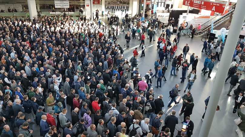 Eingang West der Messe München: Mit so einem Besucheransturm zur Bauma 2022 hatten viele nicht gerechnet. | Foto: B_I/bb Eingang West der Messe München: Mit so einem Besucheransturm zur Bauma 2022 hatten viele nicht gerechnet. | Foto: B_I/bb