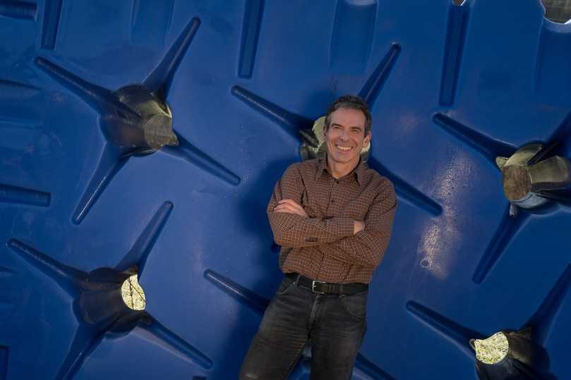 „Die aktuell einzigen Regenwasserfilter, die Verfärbungen aus dem Gründach-Regenwasser filtern können, sind der Aquatum 300 Swiss und der Aquatum 400 Swiss“, sagt Ernst Deiss. | Foto: Leonie Baumgärtner „Die aktuell einzigen Regenwasserfilter, die Verfärbungen aus dem Gründach-Regenwasser filtern können, sind der Aquatum 300 Swiss und der Aquatum 400 Swiss“, sagt Ernst Deiss. | Foto: Leonie Baumgärtner