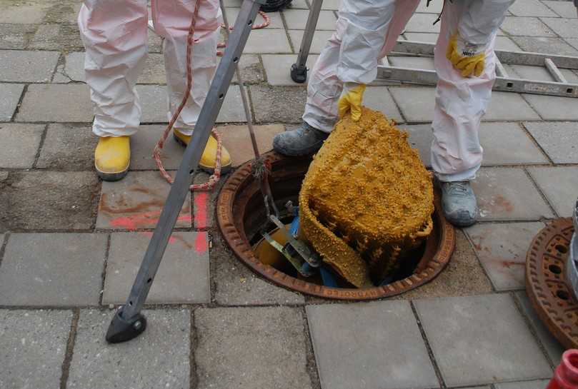 Der zusammengefaltete Flexliner, bestehend aus sehr elastischem, chemikalienbeständigem Polyurea, passt durch jede Standardschachtöffnung. | Foto: B_I/Valdix Der zusammengefaltete Flexliner, bestehend aus sehr elastischem, chemikalienbeständigem Polyurea, passt durch jede Standardschachtöffnung. | Foto: B_I/Valdix
