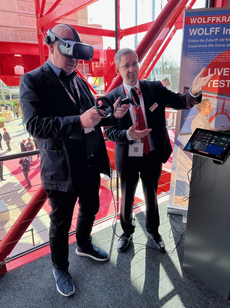 Kran steuern mit der neuen Fernbedienung „Wolff Intuitive Control“: Auf der bauma konnten Journalisten und Besucher das virtuell selbst ausprobieren. | Foto: D. Spoo Kran steuern mit der neuen Fernbedienung „Wolff Intuitive Control“: Auf der bauma konnten Journalisten und Besucher das virtuell selbst ausprobieren. | Foto: D. Spoo