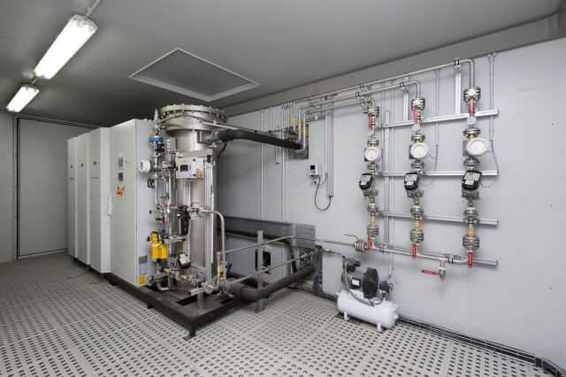 Hier werden 5.500 Volt Spannung erzeugt – mit dieser Kraft wandelt sich Sauerstoff zu Ozon. Für die Abwasserreinigung kommt ein Gemisch von etwa 10 Prozent O3 und 90 Prozent O2 zum Einsatz. Hier werden 5.500 Volt Spannung erzeugt – mit dieser Kraft wandelt sich Sauerstoff zu Ozon. Für die Abwasserreinigung kommt ein Gemisch von etwa 10 Prozent O3 und 90 Prozent O2 zum Einsatz.