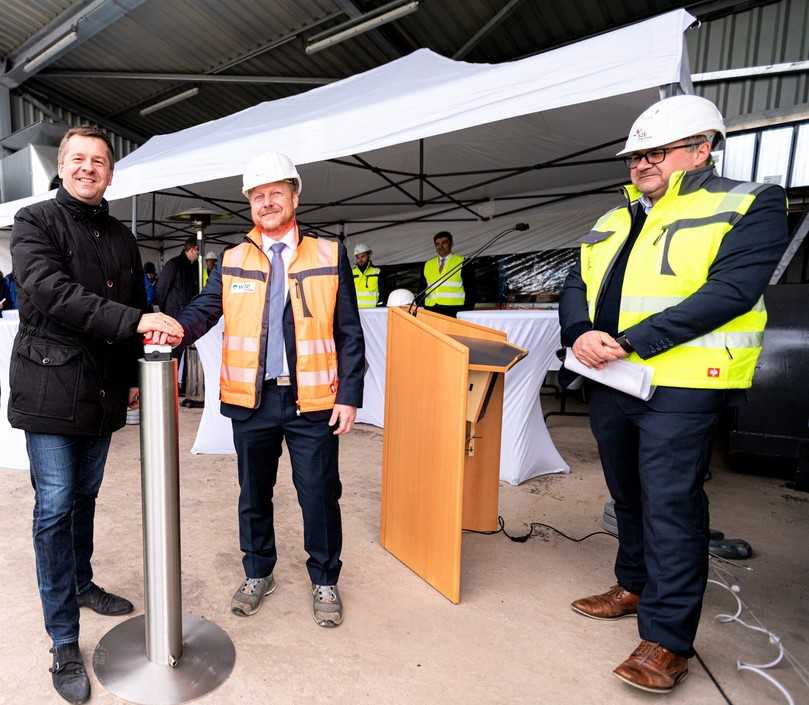 Symbolischer Start: Sven Schulze (Wirtschaftsminister Sachsen-Anhalt, links) und Thomas Roitzsch (Mitte) von der Betreiberfirma WTE Betriebsgesellschaft mbH betätigen einen Buzzer. | Foto: WTE Symbolischer Start: Sven Schulze (Wirtschaftsminister Sachsen-Anhalt, links) und Thomas Roitzsch (Mitte) von der Betreiberfirma WTE Betriebsgesellschaft mbH betätigen einen Buzzer. | Foto: WTE