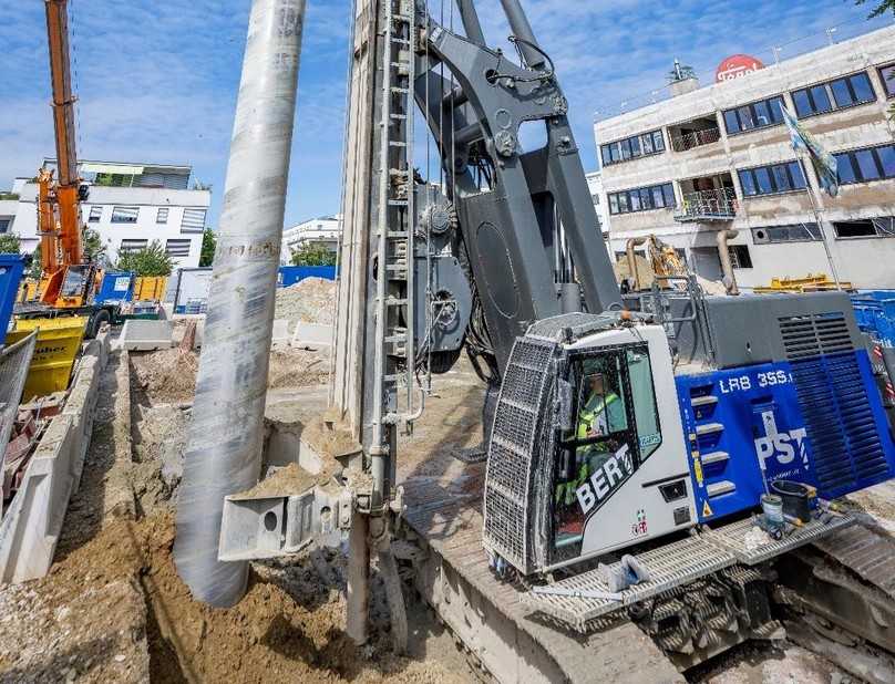 Premiere: Beim Bauprojekt Levelingstraße in München
verarbeitet PST Spezialtiefbau Süd erstmals R-Beton mit 100 Prozent Recyclingmaterial. | Foto: PST Spezialtiefbau Süd Premiere: Beim Bauprojekt Levelingstraße in München
verarbeitet PST Spezialtiefbau Süd erstmals R-Beton mit 100 Prozent Recyclingmaterial. | Foto: PST Spezialtiefbau Süd