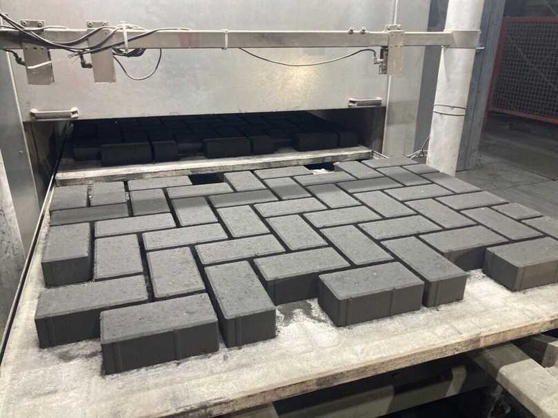 Auf der Testdaten-basierten Plattform zur Entwicklung von funktionalen Rezepturen für pflanzenkohlebasierte Baumaterialien von ecoLocked finden sich auch Produktbeispiele wie Pflastersteine. | Foto: ecoLocked Auf der Testdaten-basierten Plattform zur Entwicklung von funktionalen Rezepturen für pflanzenkohlebasierte Baumaterialien von ecoLocked finden sich auch Produktbeispiele wie Pflastersteine. | Foto: ecoLocked