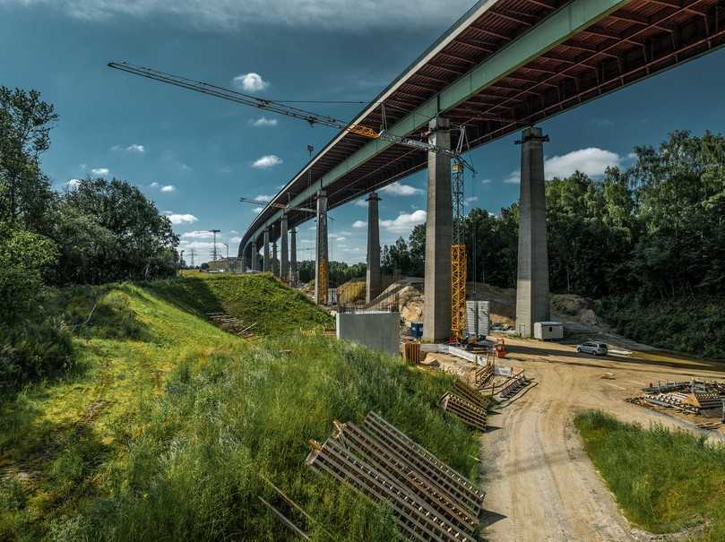 Die K-Krane auf der Baustelle drehen teilweise unter der Brücke und sind deshalb mit eingefahrenem Turm aufgebaut. | Foto: Liebherr Die K-Krane auf der Baustelle drehen teilweise unter der Brücke und sind deshalb mit eingefahrenem Turm aufgebaut. | Foto: Liebherr