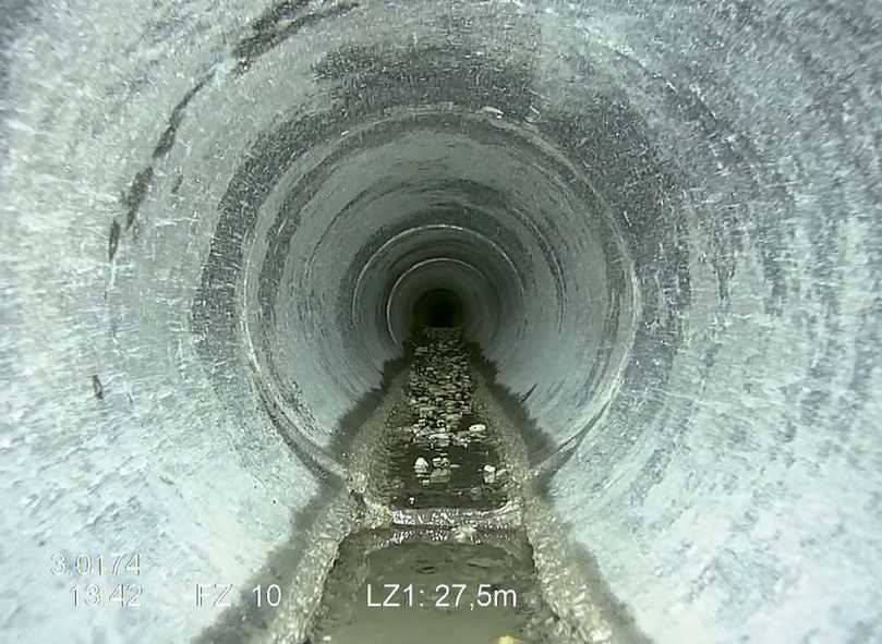 Auch die in Teilbereichen fehlende Kanalsohle konnte mit dem Rohreinbau im TIP-Verfahren wieder ausgeglichen werden. | Foto: Sanierungstechnik Dommel GmbH Auch die in Teilbereichen fehlende Kanalsohle konnte mit dem Rohreinbau im TIP-Verfahren wieder ausgeglichen werden. | Foto: Sanierungstechnik Dommel GmbH