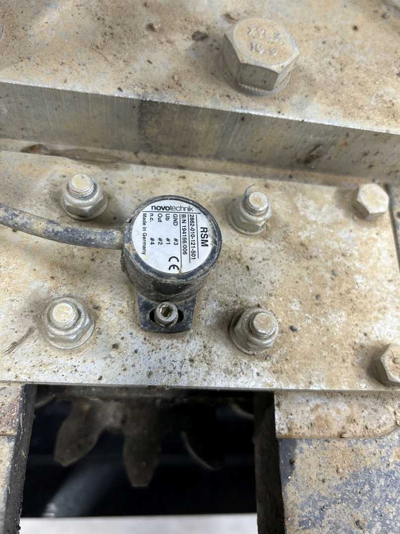 Bild 3: Die Position des Vorschubschlittens wird ebenfalls mit dem getriebelosen Multiturn erfasst. Die rauen Umgebungsbedingungen auf der Baustelle beeinträchtigen seine Funktion nicht. | Foto: Tracto-Technik Bild 3: Die Position des Vorschubschlittens wird ebenfalls mit dem getriebelosen Multiturn erfasst. Die rauen Umgebungsbedingungen auf der Baustelle beeinträchtigen seine Funktion nicht. | Foto: Tracto-Technik
