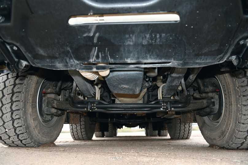 Mehr Platz unter den Achsen ohne störende Stabis hat der K 8x4. Auf eine Motorschutzplatte verzichtet Renault Trucks. | Foto: Quatex Mehr Platz unter den Achsen ohne störende Stabis hat der K 8x4. Auf eine Motorschutzplatte verzichtet Renault Trucks. | Foto: Quatex