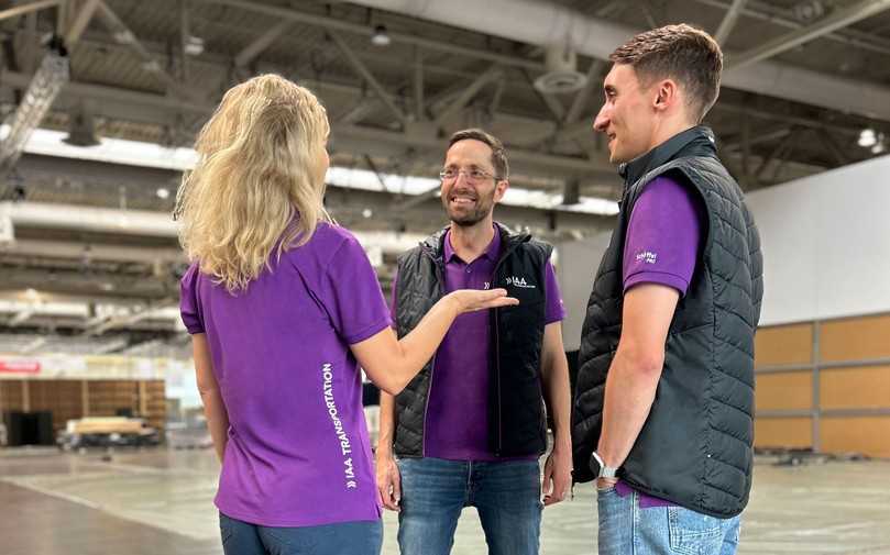Das IAA-Messeteam in Schöffel Pro: Die „Winterspeck“-Weste ist mit 100% recyceltem Polyester gefüllt. | Foto: Schöffel Pro Das IAA-Messeteam in Schöffel Pro: Die „Winterspeck“-Weste ist mit 100% recyceltem Polyester gefüllt. | Foto: Schöffel Pro