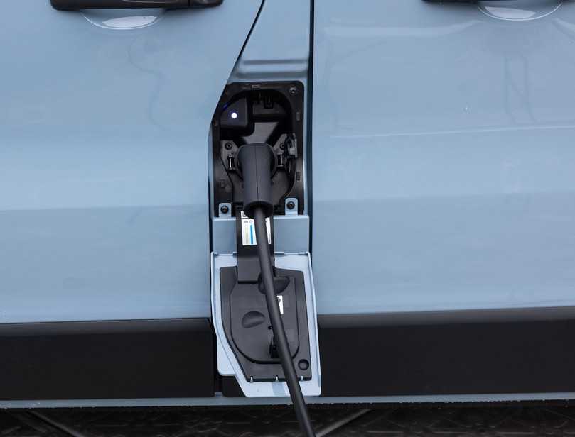 Stromaufwärts: Geladen wird links an der B-Säule. Eine mäßig flotte Schnelllademöglichkeit folgt. | Foto: Renault, Angelika Emmerling, Randolf Unruh Stromaufwärts: Geladen wird links an der B-Säule. Eine mäßig flotte Schnelllademöglichkeit folgt. | Foto: Renault, Angelika Emmerling, Randolf Unruh