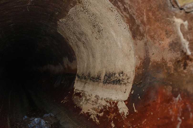 Entnahmestelle der Probe von 2007 im Kämpferbereich des Kanals. Dieser Bereich wurde vor 16 Jahren überlaminiert und ist daher heller. Der dunkel verfärbte Liner ist typisch für den damals verwendeten mit Kunstharz getränkten Synthesefaserschlauch. | Foto: Aarsleff Rohrsanierung Entnahmestelle der Probe von 2007 im Kämpferbereich des Kanals. Dieser Bereich wurde vor 16 Jahren überlaminiert und ist daher heller. Der dunkel verfärbte Liner ist typisch für den damals verwendeten mit Kunstharz getränkten Synthesefaserschlauch. | Foto: Aarsleff Rohrsanierung