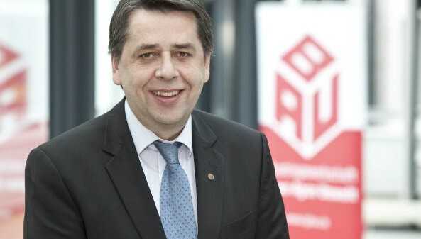 Dietmar Schäfers, stellvertretender Bundesvorsitzender der IG Bau, hält den Ruf der Fliesenleger für „schwer angeschlagen“. Den Grund dafür sieht er im Wegfall der Meisterpflicht. | Foto: IG Bau (Paul Schimweg) Dietmar Schäfers, stellvertretender Bundesvorsitzender der IG Bau, hält den Ruf der Fliesenleger für „schwer angeschlagen“. Den Grund dafür sieht er im Wegfall der Meisterpflicht. | Foto: IG Bau (Paul Schimweg)