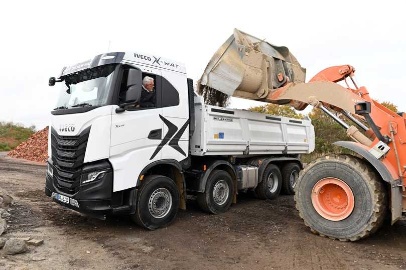 Beladung: Der recht massiv gebaute 32-Tonner wartet immerhin mit 17 t Nutzlast auf. | Foto: Quatex Beladung: Der recht massiv gebaute 32-Tonner wartet immerhin mit 17 t Nutzlast auf. | Foto: Quatex
