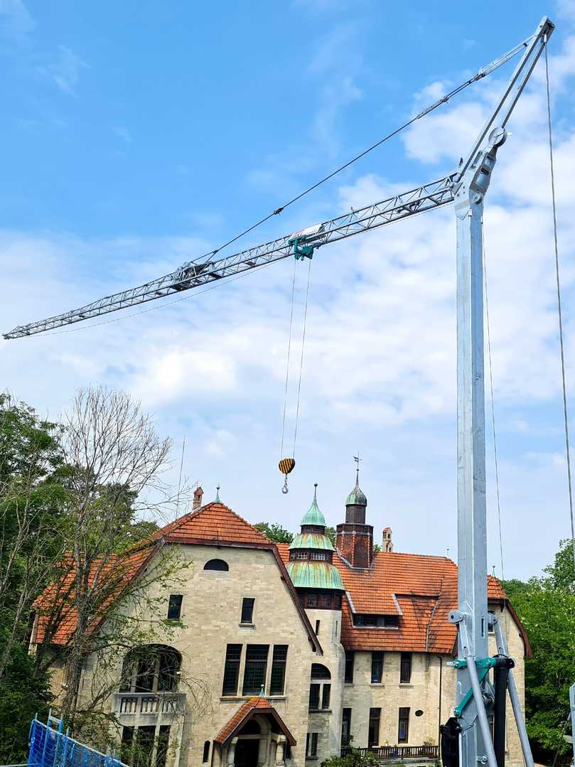 Der CM 271S1 macht bei Sanierungsaufgaben eine gute Figur. | Foto: BKL Baukran Logistik GmbH Der CM 271S1 macht bei Sanierungsaufgaben eine gute Figur. | Foto: BKL Baukran Logistik GmbH