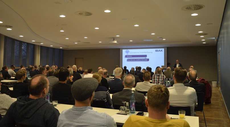 Volles Haus trotz später Stunde: Auch der vorletzte Vortrag des ersten Veranstaltungstags war gut besucht. Hier sprach Arno Jugel von IBAK über Prozessoptimierung für die objektive Kanalzustandsbeschreibung mit Methoden der KI. | Foto: B_I/Stärck Volles Haus trotz später Stunde: Auch der vorletzte Vortrag des ersten Veranstaltungstags war gut besucht. Hier sprach Arno Jugel von IBAK über Prozessoptimierung für die objektive Kanalzustandsbeschreibung mit Methoden der KI. | Foto: B_I/Stärck