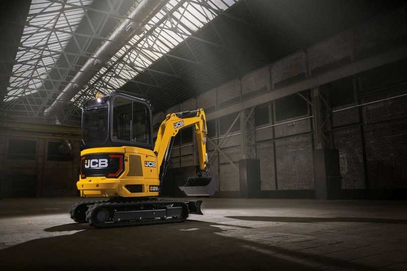 Konventioneller Heckschwenkradius und optionales Zusatzkontergewicht: Der Kompaktbagger 26C-1 bringt es auf eine Grabtiefe von bis zu 3.037 Millimeter. | Foto: JCB Konventioneller Heckschwenkradius und optionales Zusatzkontergewicht: Der Kompaktbagger 26C-1 bringt es auf eine Grabtiefe von bis zu 3.037 Millimeter. | Foto: JCB