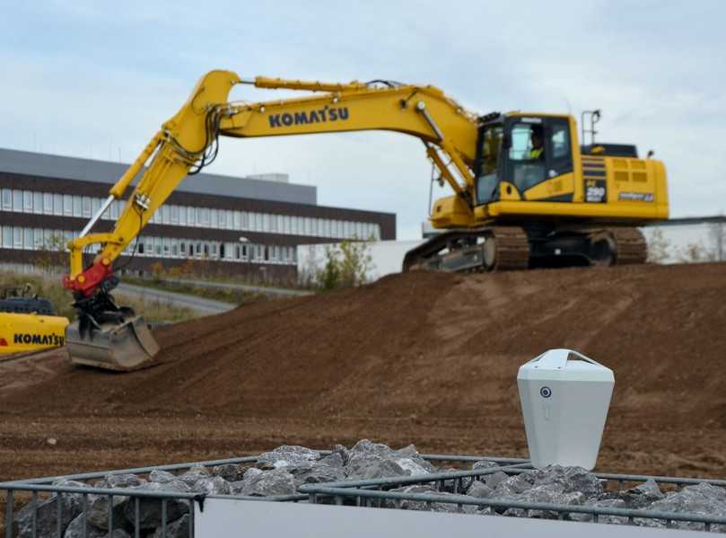 Die „Smart Construction Edge“-Basisstation von Komatsu erstellt aus den von Drohnen aufgenommenen Baudaten ein digitales Geländemodell und überträgt es in die Smart-Construction-Cloud. | Foto: B_I MEDIEN Die „Smart Construction Edge“-Basisstation von Komatsu erstellt aus den von Drohnen aufgenommenen Baudaten ein digitales Geländemodell und überträgt es in die Smart-Construction-Cloud. | Foto: B_I MEDIEN