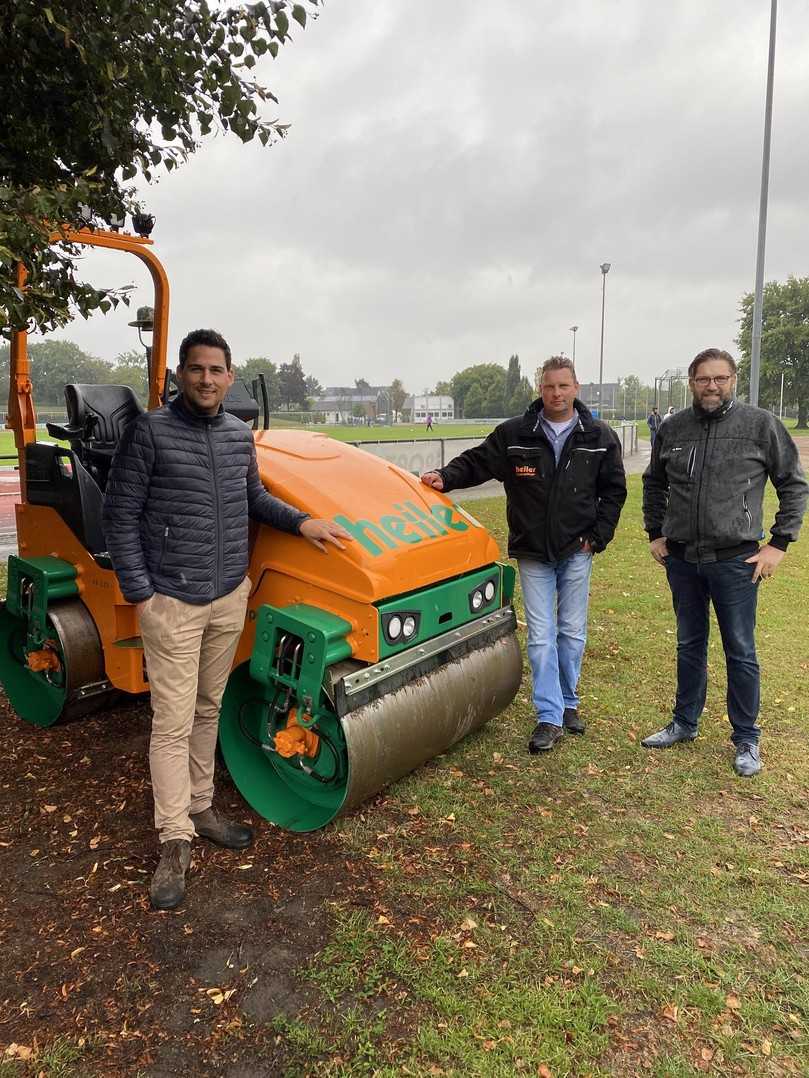 Zufrieden mit der „maßgeschneiderten“ Sondermaschine für den Sportplatzbau: (v.l.n.r.) Sebastian Kölzer, Bomag-Produktmanager Leichte Tandemwalzen, André Kastigen, Prokurist bei heiler und Willy Born, Gebietsverkaufsleiter von Bomag. | Foto: Fotos: Bomag Zufrieden mit der „maßgeschneiderten“ Sondermaschine für den Sportplatzbau: (v.l.n.r.) Sebastian Kölzer, Bomag-Produktmanager Leichte Tandemwalzen, André Kastigen, Prokurist bei heiler und Willy Born, Gebietsverkaufsleiter von Bomag. | Foto: Fotos: Bomag