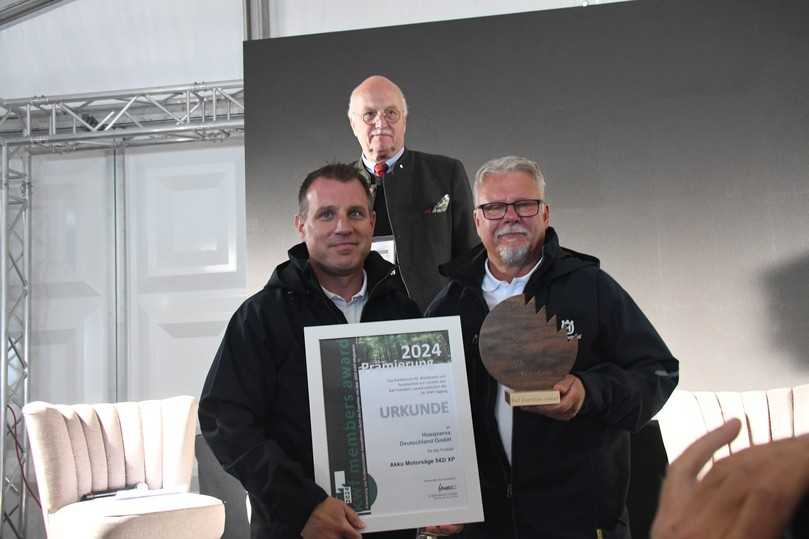 v.l.n.r.: Sven Baumberger (Country Manager Deutschland, Husqvarna Deutschland) und Claus Wohlgemut (TP Segment Manager und
Anwendungsberater, Husqvarna Deutschland) | Foto: Deutscher Landwirtschaftsverlag GmbH v.l.n.r.: Sven Baumberger (Country Manager Deutschland, Husqvarna Deutschland) und Claus Wohlgemut (TP Segment Manager und
Anwendungsberater, Husqvarna Deutschland) | Foto: Deutscher Landwirtschaftsverlag GmbH