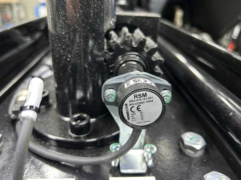 Bild 2: Positionserfassung am Gestängekran: Der getriebelose Multiturn nutzt den GMR-Effekt und kann bis zu 16 Umdrehungen auch im stromlosen Zustand speichern. | Foto: Tracto-Technik Bild 2: Positionserfassung am Gestängekran: Der getriebelose Multiturn nutzt den GMR-Effekt und kann bis zu 16 Umdrehungen auch im stromlosen Zustand speichern. | Foto: Tracto-Technik