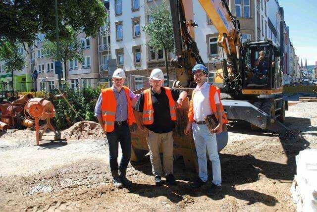 Zufrieden mit dem Einsatz der Flüssigbodenschaufel aus unterschiedlichen Blickwinkeln: Theo Heitkamp, Michael Haver und Bernd Bergschneider (v.l.). | Fotos: A. zu Eulenburg Zufrieden mit dem Einsatz der Flüssigbodenschaufel aus unterschiedlichen Blickwinkeln: Theo Heitkamp, Michael Haver und Bernd Bergschneider (v.l.). | Fotos: A. zu Eulenburg