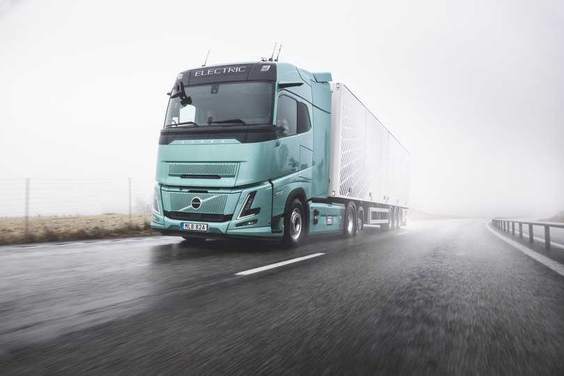 Der neue Volvo FH Aero Electric fällt durch die Nachlaufachse und seine verlängerten Siteflaps auf. | Foto: Volvo Trucks Der neue Volvo FH Aero Electric fällt durch die Nachlaufachse und seine verlängerten Siteflaps auf. | Foto: Volvo Trucks