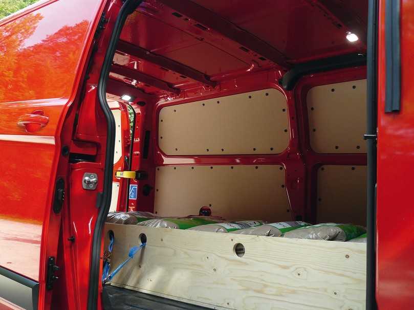 Ford Transit Trail im Test: Gut nutzbarer Laderaum für drei Paletten quer, dazu reichlich Nutzlast dank 3,4 t zulässiges Gesamtgewicht. | Foto: Ford-Werke GmbH Ford Transit Trail im Test: Gut nutzbarer Laderaum für drei Paletten quer, dazu reichlich Nutzlast dank 3,4 t zulässiges Gesamtgewicht. | Foto: Ford-Werke GmbH