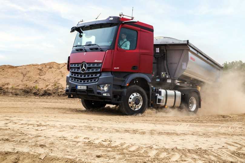 Heute führt bei Mercedes der Arocs in verschiedenen Ausführungen vom Solo-Lkw bis zur Schwerlastzugmaschine das Baugeschäft an. | Foto: Daimler Truck AG Heute führt bei Mercedes der Arocs in verschiedenen Ausführungen vom Solo-Lkw bis zur Schwerlastzugmaschine das Baugeschäft an. | Foto: Daimler Truck AG