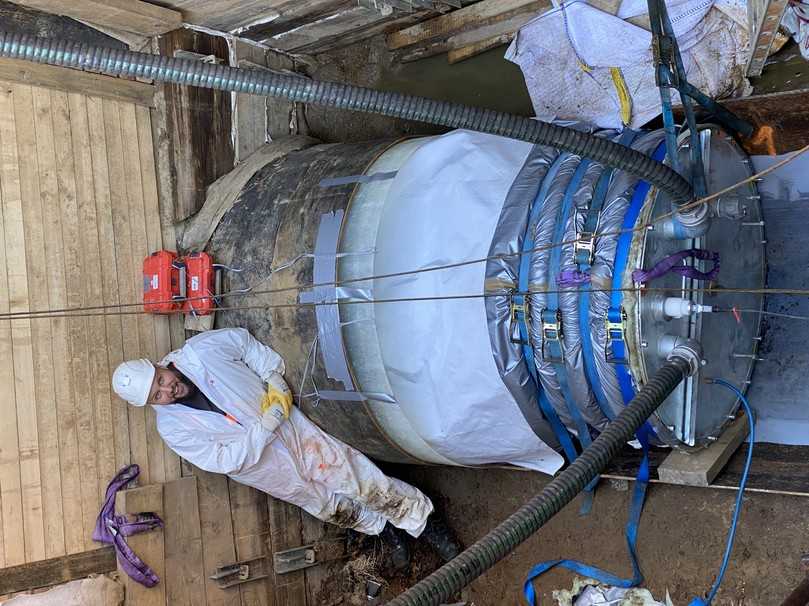 Aufstellen des eingezogenen Liners. Zu erkennen sind die Messkabel und das technische Equipment, mit dem die Firma SYSCribe Temperaturverlauf und Aushärtung an der Außenwand des Liners in Echtzeit überwacht. | Foto: Rohrsanierung Jensen Aufstellen des eingezogenen Liners. Zu erkennen sind die Messkabel und das technische Equipment, mit dem die Firma SYSCribe Temperaturverlauf und Aushärtung an der Außenwand des Liners in Echtzeit überwacht. | Foto: Rohrsanierung Jensen