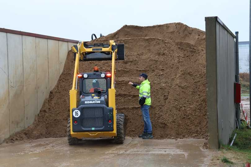 Redakteurin Mira Jacobsen nahm gemeinsam mit Produktmanager Dustin Röbber die Fähigkeiten des Kompaktladers SK 715-8 genauer unter die Lupe. | Foto: B_I MEDIEN Redakteurin Mira Jacobsen nahm gemeinsam mit Produktmanager Dustin Röbber die Fähigkeiten des Kompaktladers SK 715-8 genauer unter die Lupe. | Foto: B_I MEDIEN