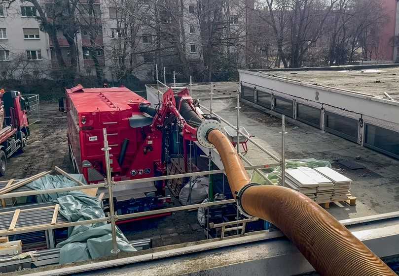 Der MegaArm des DINO12 kann den Saugschlauch in bis zu 7,90 m Höhe tragen. | Foto: Mobile Tiefbau Saugsysteme GmbH Der MegaArm des DINO12 kann den Saugschlauch in bis zu 7,90 m Höhe tragen. | Foto: Mobile Tiefbau Saugsysteme GmbH