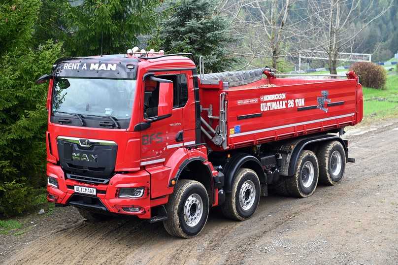 Der rot lackiertet MAN TGS-Vierachser ist an der Tandemachse mit Ultimaax von Hendrickson ausgerüstet. | Foto: QUATEX Der rot lackiertet MAN TGS-Vierachser ist an der Tandemachse mit Ultimaax von Hendrickson ausgerüstet. | Foto: QUATEX