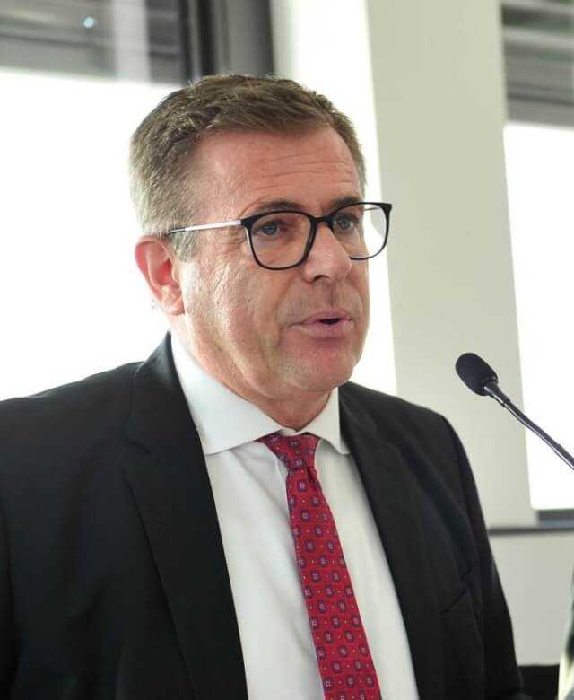 „Mittlerweile erwarten deutlich mehr Bauunternehmen eine Eintrübung ihrer Geschäftslage als noch vor einem Jahr. Dies ist auch auf eine Zunahme an Stornierungen und schleppender Auftragsvergabe insbesondere im Straßenbau zurückzuführen.“ HDB-Hauptgeschäftsführer Dieter Babiel | Foto: HDB „Mittlerweile erwarten deutlich mehr Bauunternehmen eine Eintrübung ihrer Geschäftslage als noch vor einem Jahr. Dies ist auch auf eine Zunahme an Stornierungen und schleppender Auftragsvergabe insbesondere im Straßenbau zurückzuführen.“ HDB-Hauptgeschäftsführer Dieter Babiel | Foto: HDB