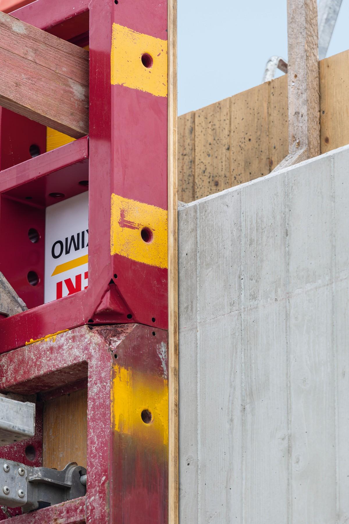 Die „Maximo Struktur“-Rahmenschalung mit aufgesetzter 3S-Schalungsplatte und V-förmigen Einfräsungen ergibt die geforderte Betonoptik. | Foto: Andreas Tausend Die „Maximo Struktur“-Rahmenschalung mit aufgesetzter 3S-Schalungsplatte und V-förmigen Einfräsungen ergibt die geforderte Betonoptik. | Foto: Andreas Tausend