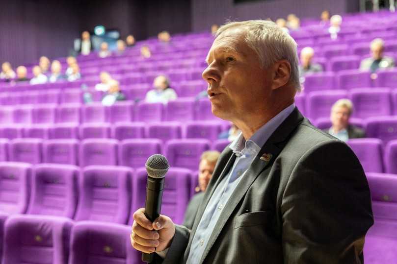 Steffen Hommel, Geschäftsführer der IRS mbH Sachsen, bei der Moderation in einem der großen Säle des Kosmos | Foto: Klaus Beyer, GSTT Steffen Hommel, Geschäftsführer der IRS mbH Sachsen, bei der Moderation in einem der großen Säle des Kosmos | Foto: Klaus Beyer, GSTT