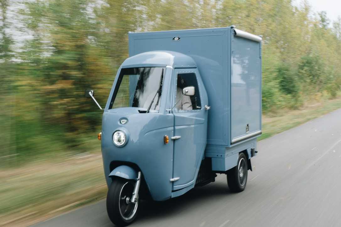 Lastenmoped für den innerstädtischen Warentrasport im Retro-Look Lastenmoped für den innerstädtischen Warentrasport im Retro-Look