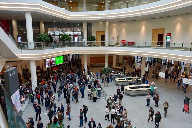 Rund 62.00 Besucher aus 76 Ländern kamen zur GaLaBau nach Nürnberg. Darunter Entscheider und Mitarbeiter aus Garten- und Landschaftsbau-Betrieben, Verteter aus Kommunen, Landschaftsarchitekten sowie Motorgeräte-Fachhändler. | Foto: B_I/Bauer Rund 62.00 Besucher aus 76 Ländern kamen zur GaLaBau nach Nürnberg. Darunter Entscheider und Mitarbeiter aus Garten- und Landschaftsbau-Betrieben, Verteter aus Kommunen, Landschaftsarchitekten sowie Motorgeräte-Fachhändler. | Foto: B_I/Bauer