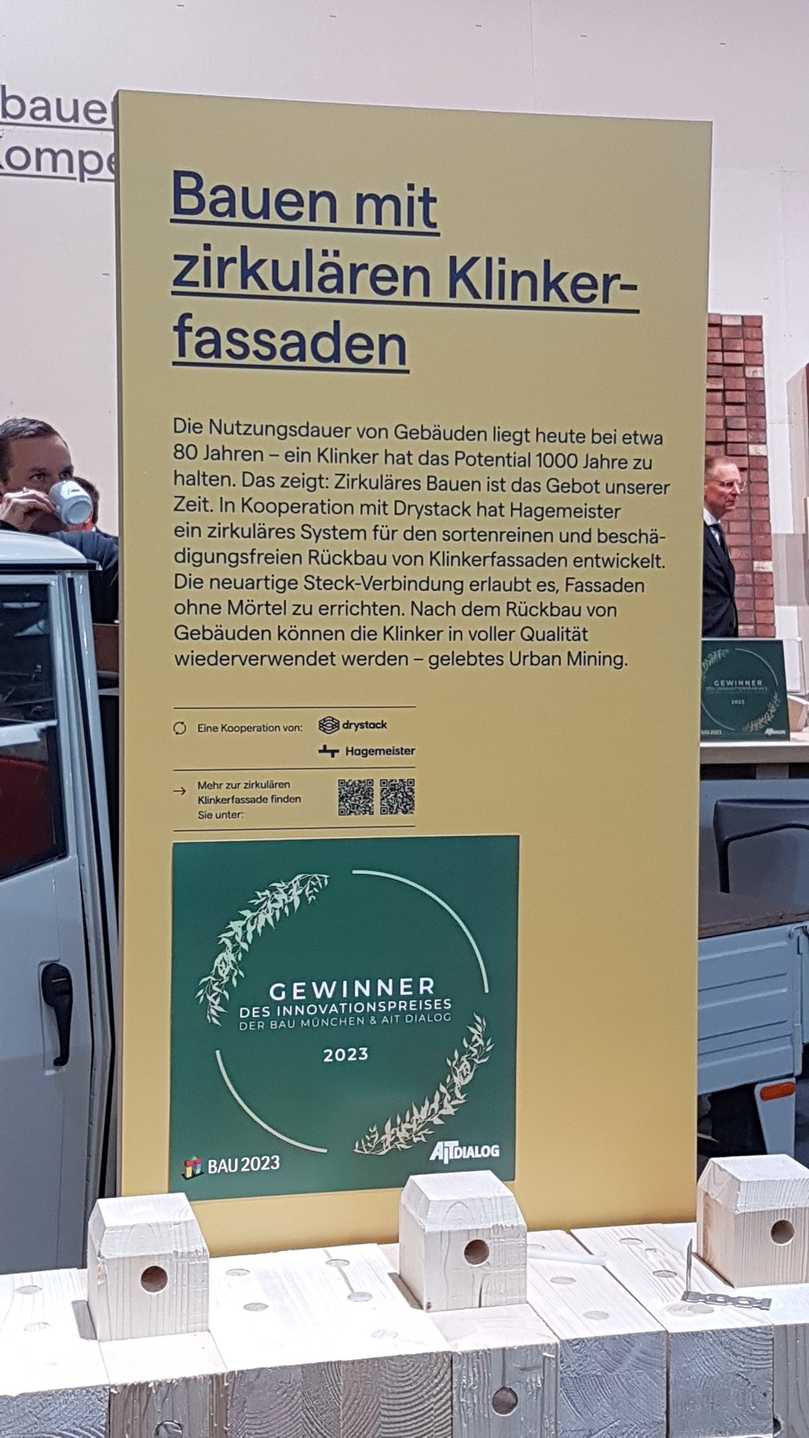 Innovationspreis-Gewinner: Auf der BAU 2023 ist das Klinkersystem in Kombination mit einem kreislauffähigen Holzbausystem, das ebenfalls gesteckt wird, zu sehen. | Foto: B_I/bb Innovationspreis-Gewinner: Auf der BAU 2023 ist das Klinkersystem in Kombination mit einem kreislauffähigen Holzbausystem, das ebenfalls gesteckt wird, zu sehen. | Foto: B_I/bb