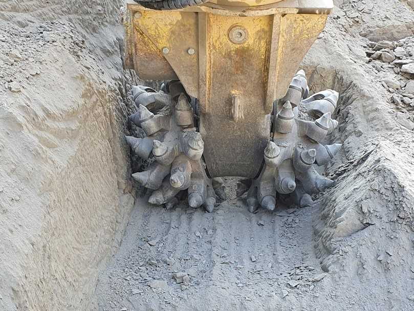 Ebener Graben ohne Mittelsteg: Die V-förmigen Fräswalzen der Epiroc-Anbaufräsen stellen das gewünschte Profil schneller und verschleißärmer her. | Foto: Epiroc Ebener Graben ohne Mittelsteg: Die V-förmigen Fräswalzen der Epiroc-Anbaufräsen stellen das gewünschte Profil schneller und verschleißärmer her. | Foto: Epiroc