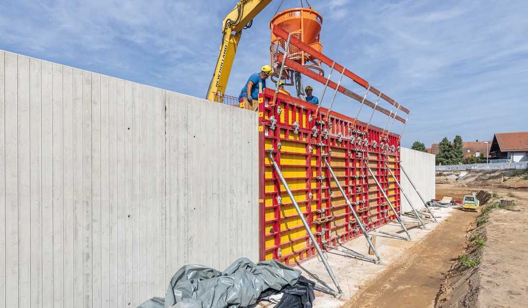Hochwasser: Schalungssystem für die Schutzwand von Zeitlarn Hochwasser: Schalungssystem für die Schutzwand von Zeitlarn