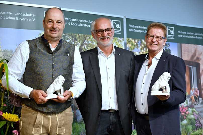 Karl Artinger (links) und Stefan Weiß (rechts) erhalten von Dietmar Lindner, Präsident des VGL Bayern, einen „Bayerischen Löwen“. | Foto: Astrid Schmidhuber, VGL Bayern Karl Artinger (links) und Stefan Weiß (rechts) erhalten von Dietmar Lindner, Präsident des VGL Bayern, einen „Bayerischen Löwen“. | Foto: Astrid Schmidhuber, VGL Bayern